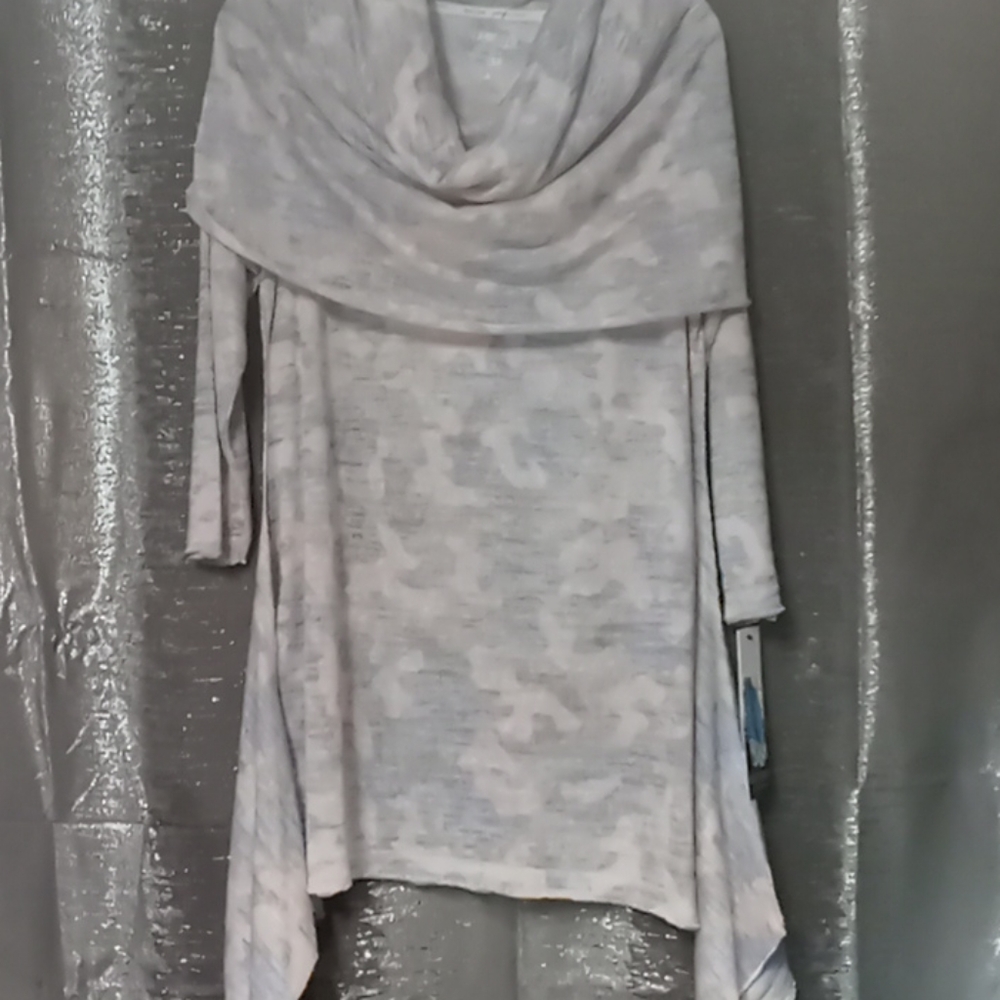 NWT Kensies performance top
